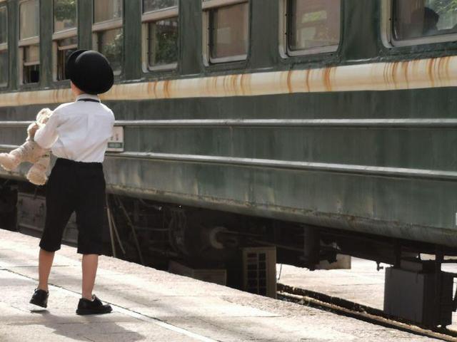 男孩追火车的故事视频(男孩追火车的视频是追妈妈吗?)